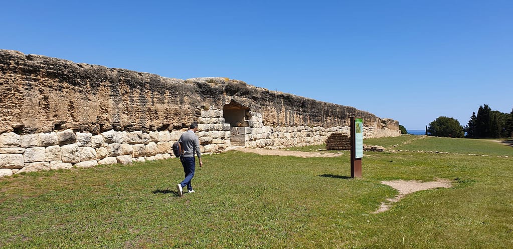 La muraille du site archéologique romain d'Ampurias.